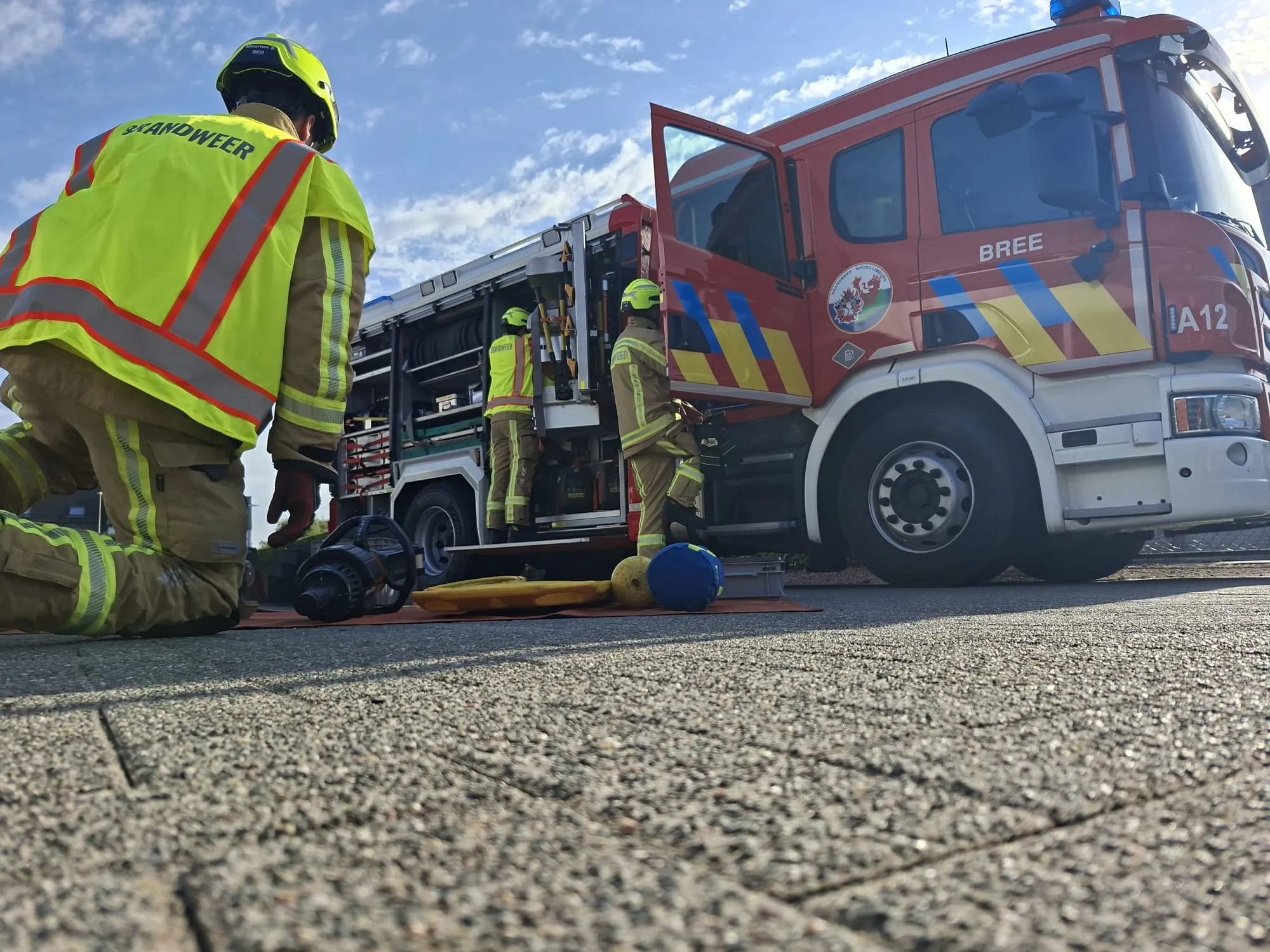 Brandweerlui van Brandweer Bree halen materiaal uit autopomp A12